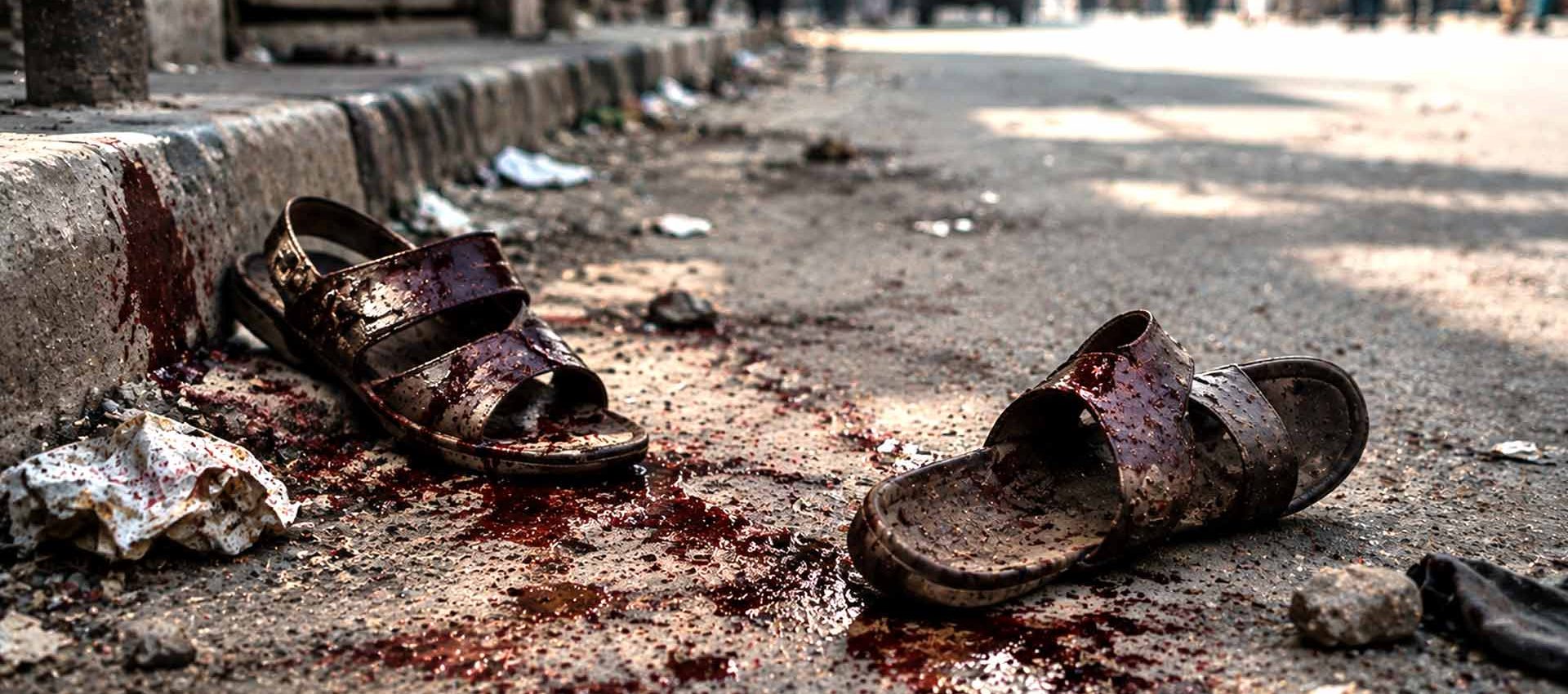 Politie tegenover een menigte tijdens een godslasteringsincident in Pakistan – illustratieve afbeelding